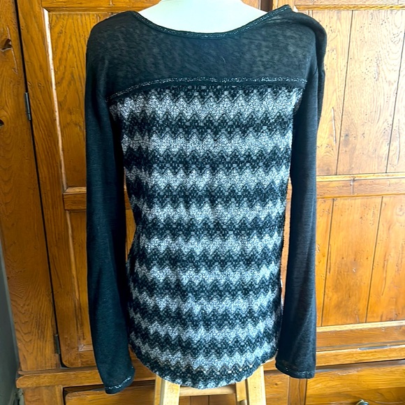 MISS ME BLINGY SWEATER⚜️Lightweight Black & Silver💎Hi-Low🖤Chevron Design on Back - Picture 3 of 10